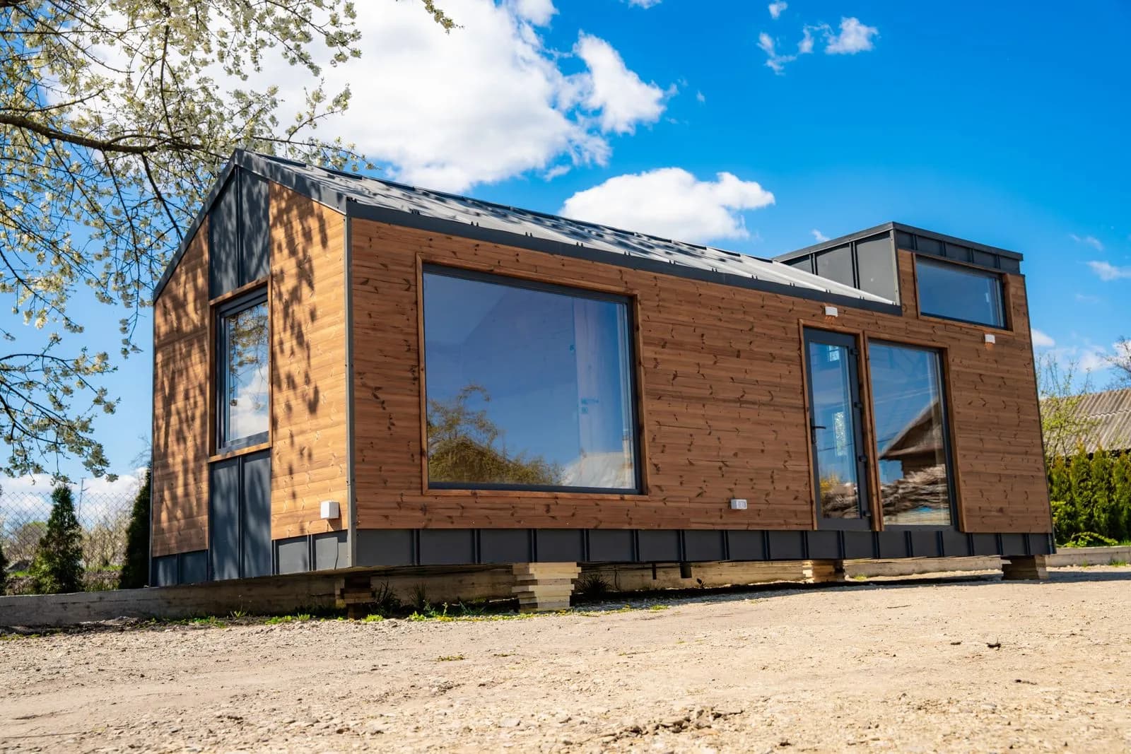 Kubo Loft — the wood-clad modular cabin in daylight, gable end and full-height glazing